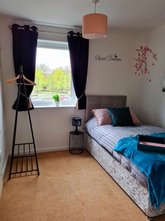 Emerald Blossom-Central Warrington, Luxurious Yet Homely, Wifi, Secure Parking מראה חיצוני תמונה