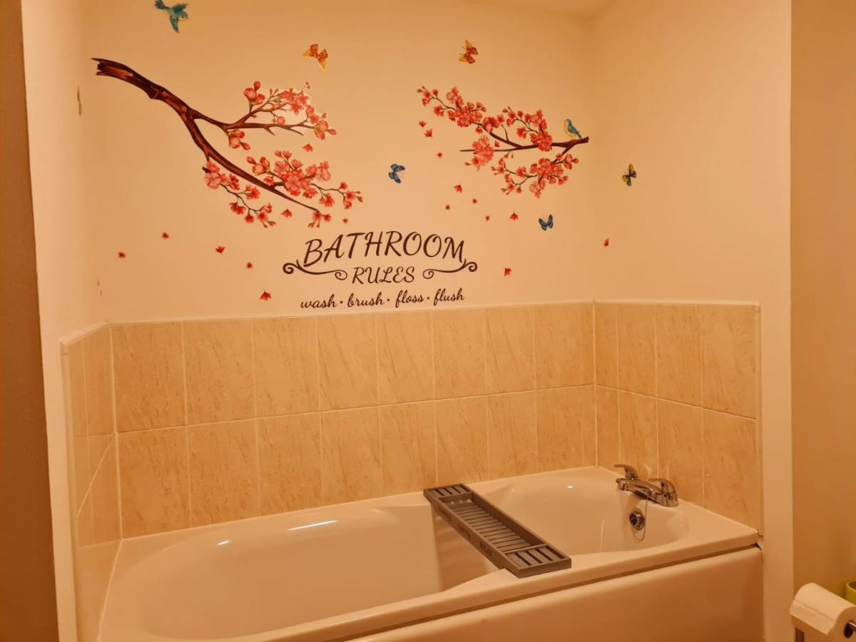 Emerald Blossom-Central Warrington, Luxurious Yet Homely, Wifi, Secure Parking מראה חיצוני תמונה